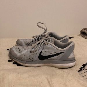Women’s Nike sneaker, off white, size 7